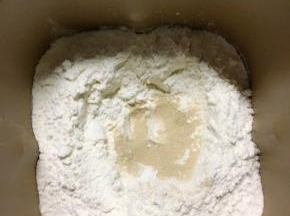 面团材料除黄油外的所有材料放入面包机桶里