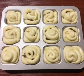 发酵至满模后，刷上蛋液