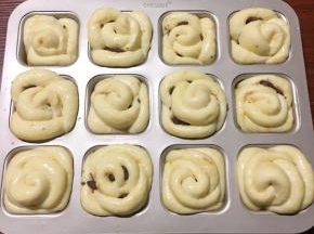 发酵至满模后，刷上蛋液