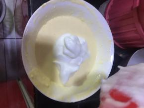 取三分之一蛋白到面糊中切拌均匀