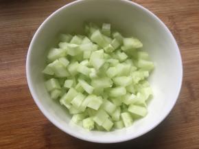 黄瓜去皮切丁