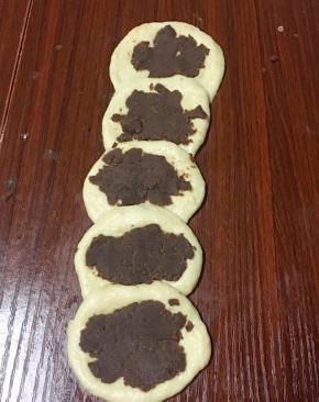 每一份取25克红豆泥放在中间
