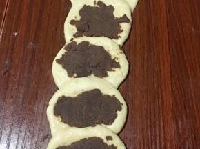 每一份取25克红豆泥放在中间