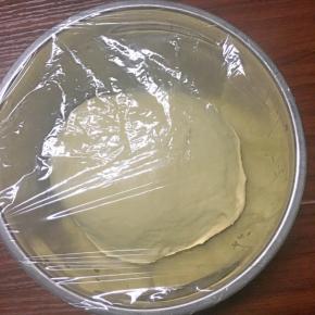 盖上保鲜膜放温暖出进行基础发酵