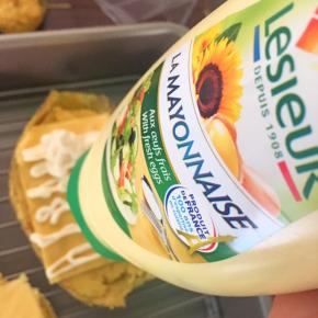 挤上多多的蛋黄酱