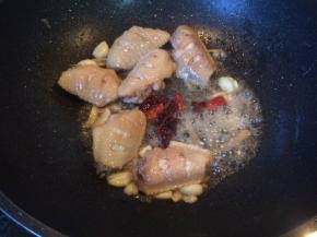 加入八角和干辣椒