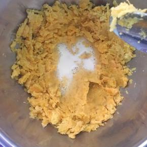 加入20克牛奶继续搅拌碾压