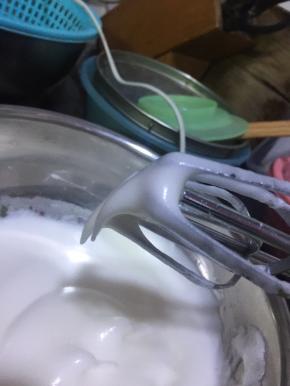 蛋白分三次加糖打发到弯钩状态