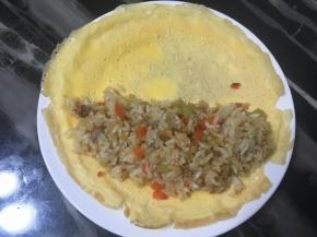 一边放炒饭，留一半空着