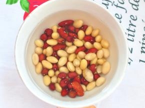 黄豆与红豆浸泡6小时，或者隔夜。