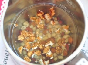 把豆类与坚果放入豆浆机中，加水至最低水位线。