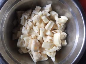 莲藕去皮洗净，切成小丁