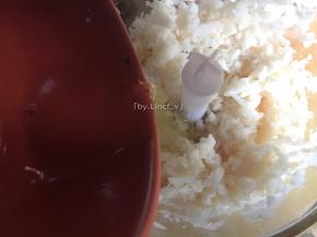 将莲藕丁放入料理机，加入蛋清搅打