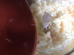 将莲藕丁放入料理机，加入蛋清搅打