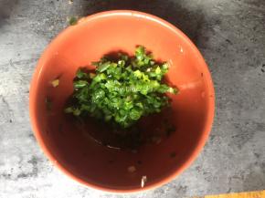 香葱洗净后切成小葱花待用