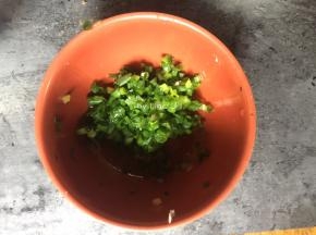 香葱洗净后切成小葱花待用
