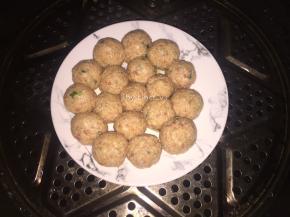 将所有丸子摆盘，冷水上锅大火蒸熟即可