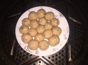 将所有丸子摆盘，冷水上锅大火蒸熟即可