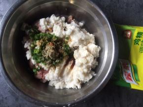 加入姜粉（没有的可用鲜姜末代替）、黑胡椒粉、盐