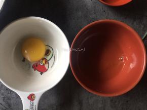 首先将鸡蛋的蛋黄蛋清分离，只取蛋清待用