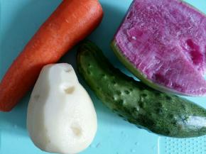 蔬菜洗净，胡萝卜和土豆去皮。蔬菜可以根据自己的口味来更换。