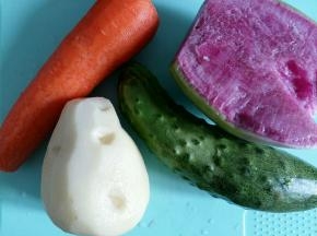 蔬菜洗净，胡萝卜和土豆去皮。蔬菜可以根据自己的口味来更换。