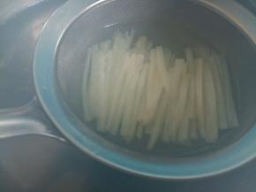 土豆丝要焯熟，其他的蔬菜不用焯水。（如果换成其他蔬菜，就根据需要焯水。）