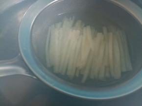 土豆丝要焯熟，其他的蔬菜不用焯水。（如果换成其他蔬菜，就根据需要焯水。）