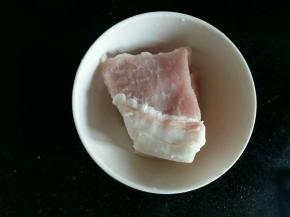 猪肉一块，我选的是有三分肥肉的。有点肥肉做出来的酱更香。（如果不喜欢也可以用全瘦肉。）