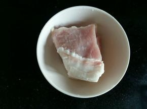 猪肉一块，我选的是有三分肥肉的。有点肥肉做出来的酱更香。（如果不喜欢也可以用全瘦肉。）