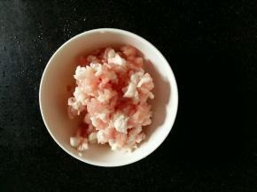 猪肉切成肉丁。