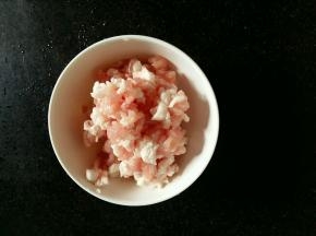 猪肉切成肉丁。