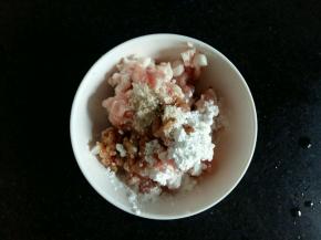 肉丁里面倒入鸡粉，生抽，老抽，玉米淀粉，抓匀腌制10分钟。