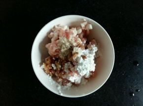 肉丁里面倒入鸡粉，生抽，老抽，玉米淀粉，抓匀腌制10分钟。