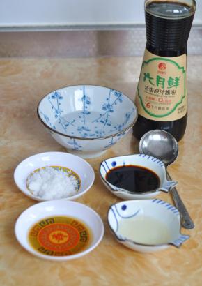 准备好调料，一会直接倒的时候方便。
1勺酒、2勺米醋、3勺糖、4勺酱油、5勺水。
