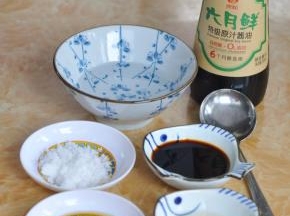 准备好调料，一会直接倒的时候方便。
1勺酒、2勺米醋、3勺糖、4勺酱油、5勺水。