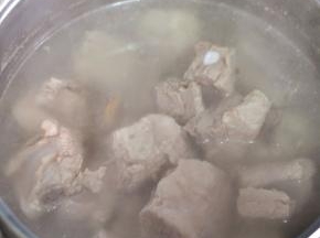 排骨要选择小排，这样炖的时间短但是能熟。
 小排冷水下锅，煮至水开捞出。