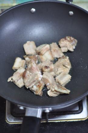 锅里倒入少许油，放入小排。