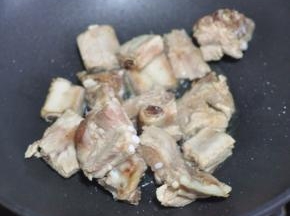 锅里倒入少许油，放入小排。