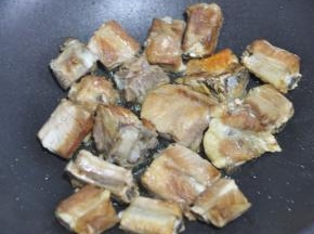 小火煎至两面金黄。