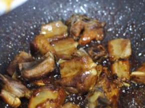 把准备好的料汁，除水以外全部倒入，翻炒几下，让表面均匀上色。