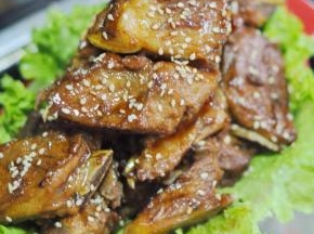 出锅后撒上白芝麻。