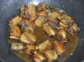 倒入最后的水，盖上锅盖炖一会。