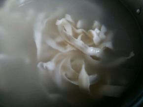 宽面条开水下锅煮。（当然也可以用其他面条代替。）