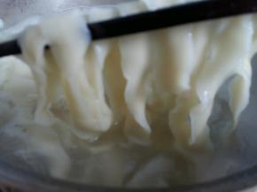 面条煮的变透明即可。面条煮好了捞出来过凉水。（过凉水可以防止粘在一起。）