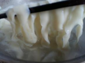 面条煮的变透明即可。面条煮好了捞出来过凉水。（过凉水可以防止粘在一起。）