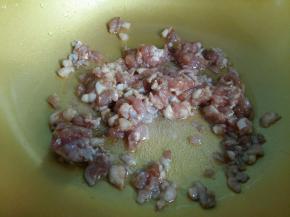 热锅凉油，倒入适量菜籽油，把腌制好的肉丁倒进去中小火翻炒。