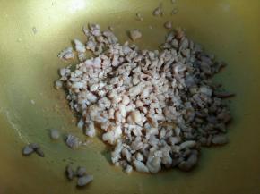 把肉丁炒变色。