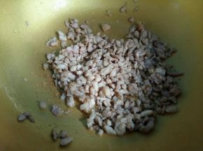 把肉丁炒变色。