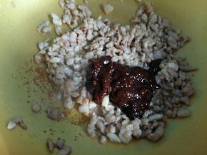 肉变色后，倒入4勺豆瓣酱。